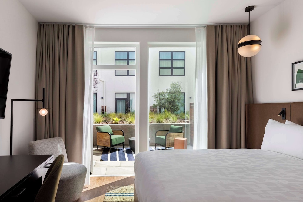 Urban, King Bed, Terrace، Kissel Uptown Oakland, in the Unbound Collection by Hyatt 3/10