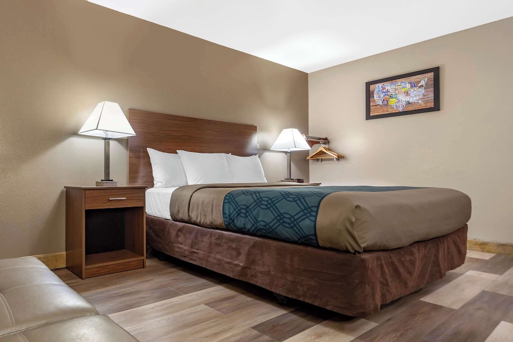 Econo Lodge Hays I-70 22/54