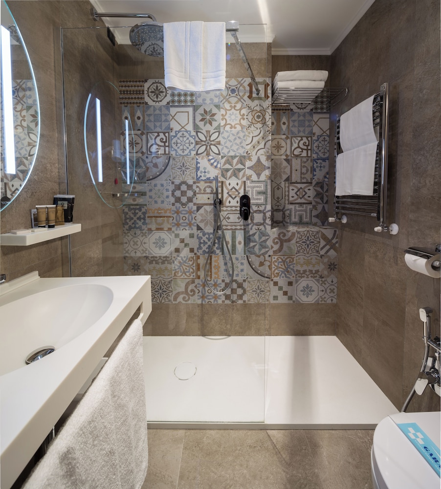 غرفة رباعية بسرير كينج مع أريكة، Antares Hotel Concorde 2/2