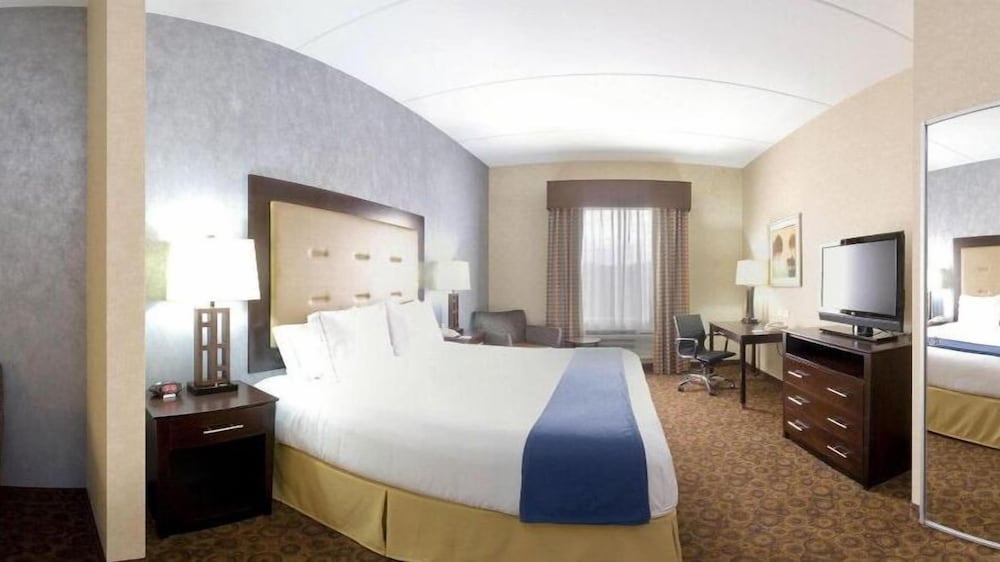 Holiday Inn Express Hotel Suites Byram 13/70
