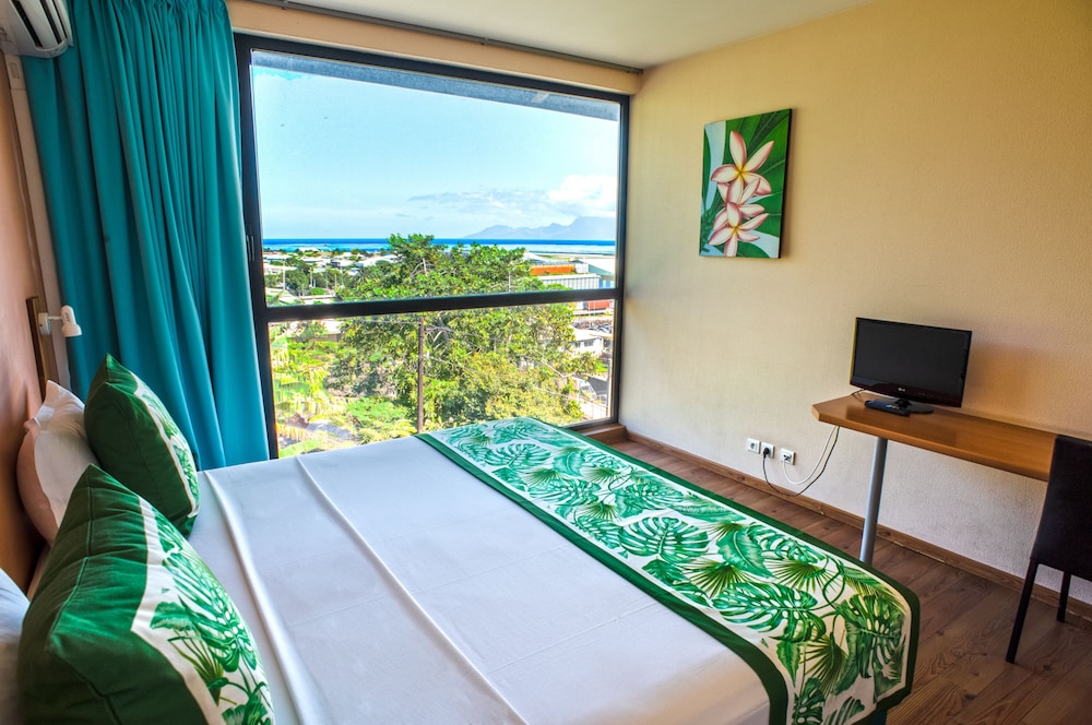 Tahiti Airport Motel 25/64