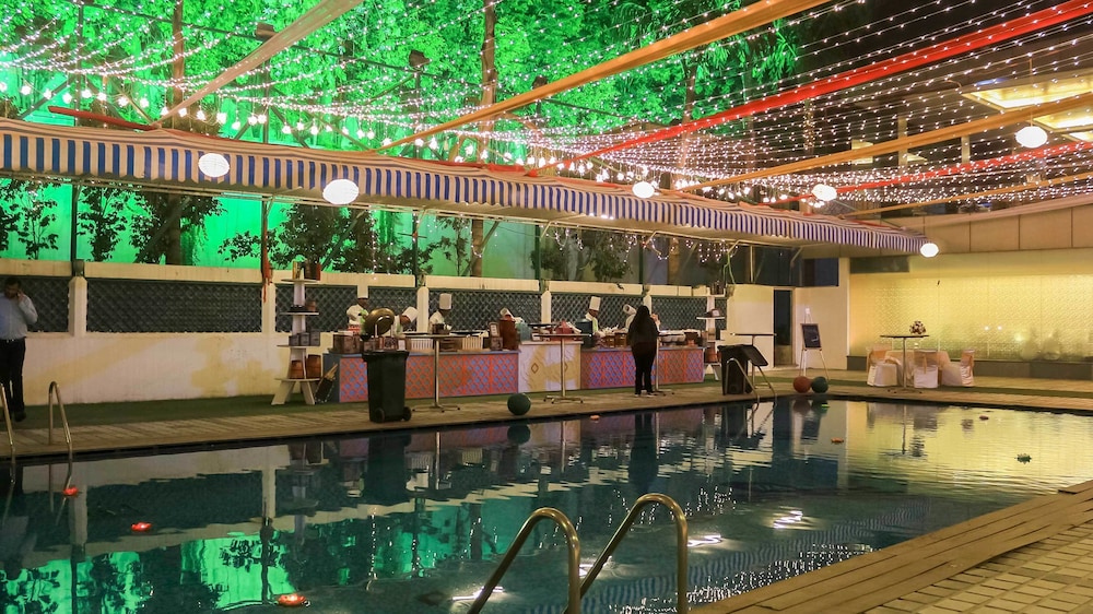 Dee Marks Hotel Resorts 5/66