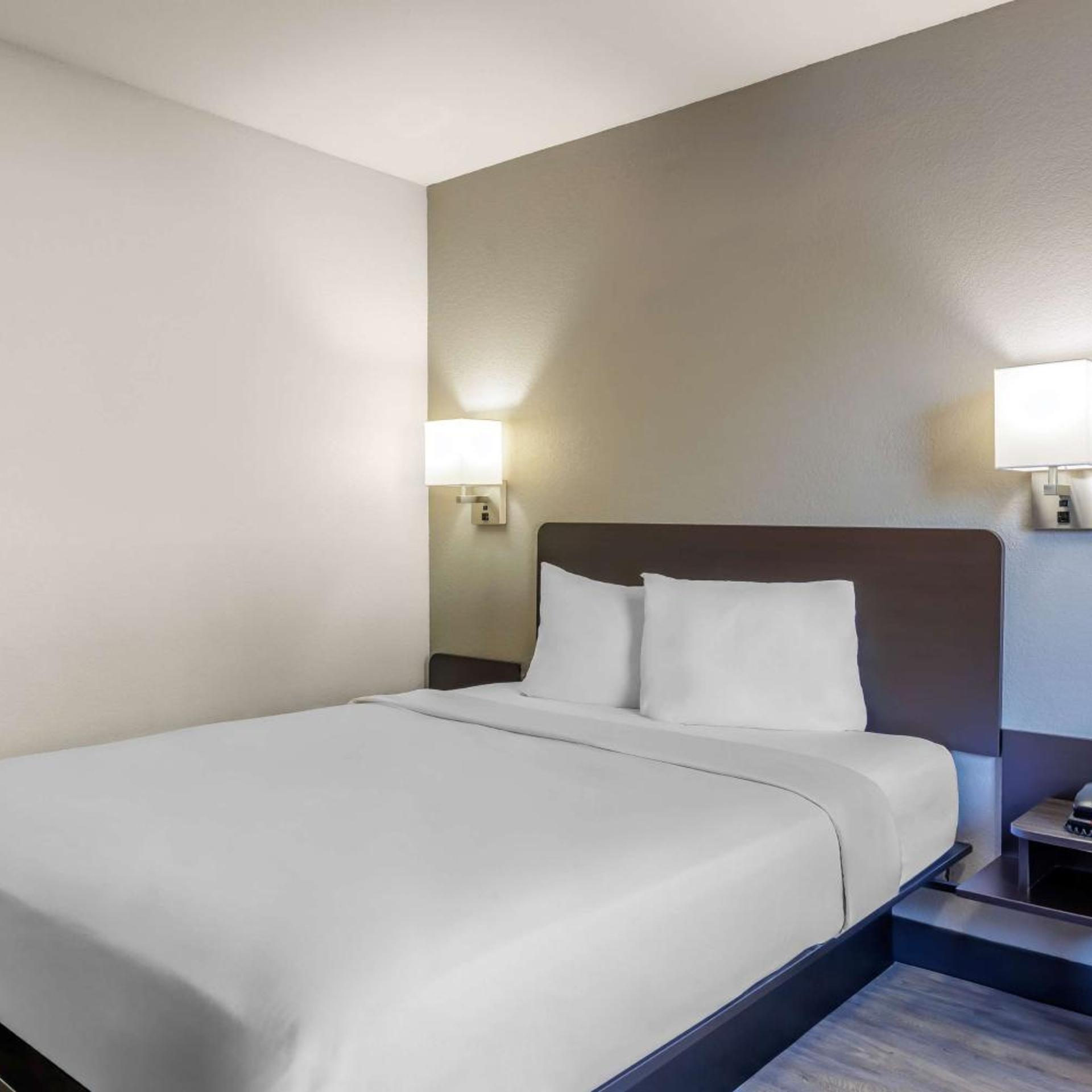 1 Queen Bed