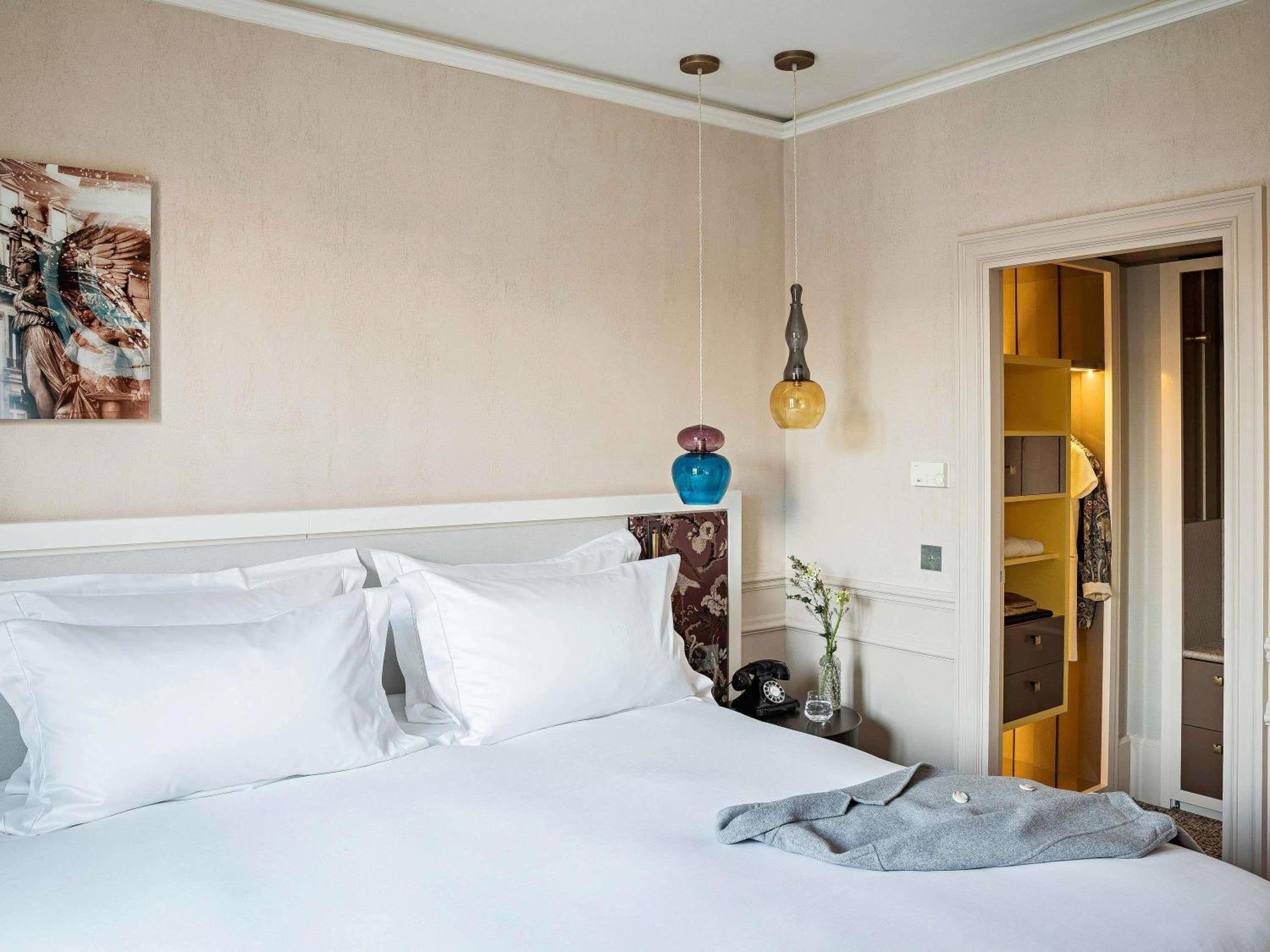 Junior Suite, King or Queen Bed, Street View, Sofa, Living Area