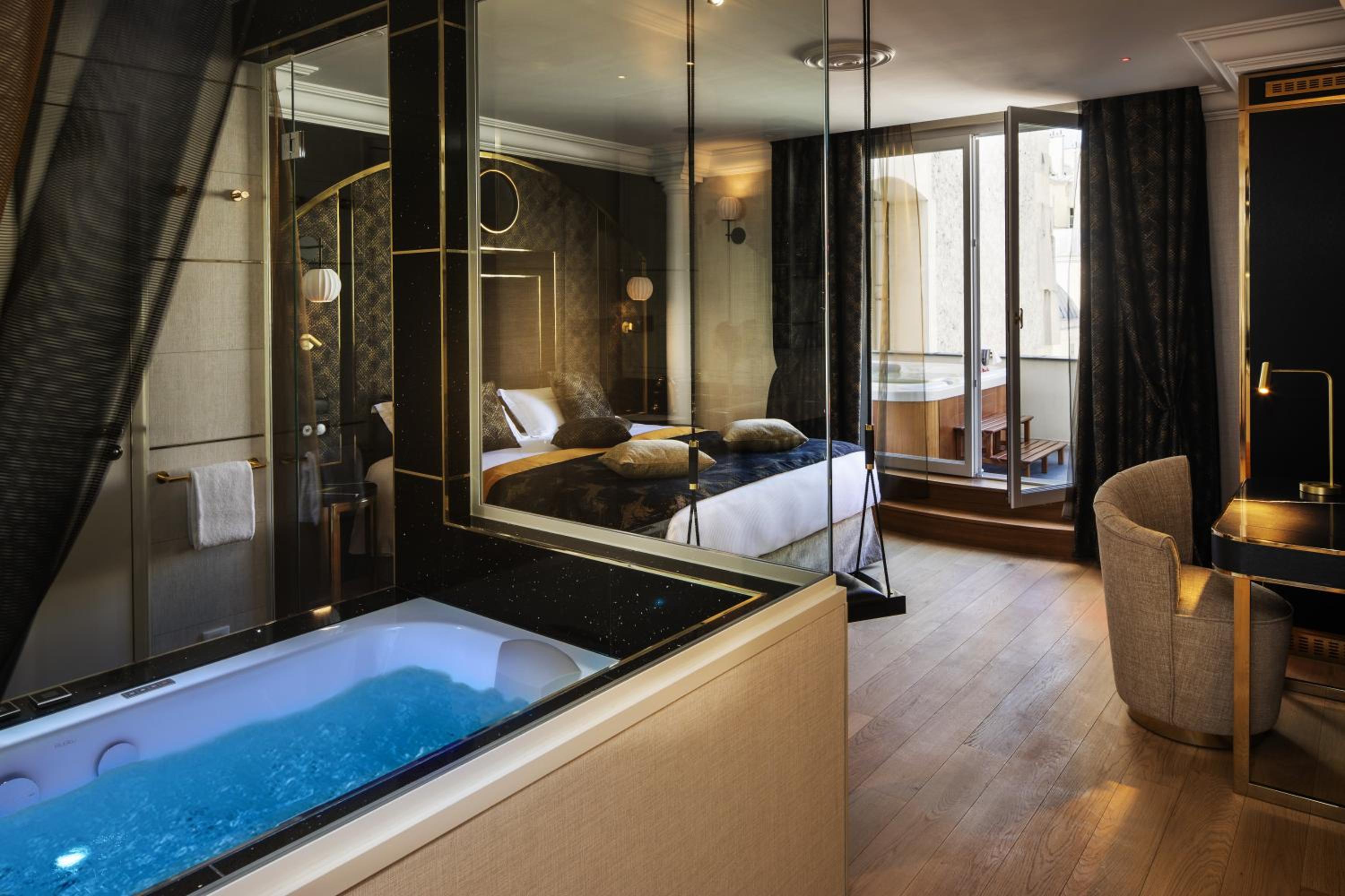 Interior, Prestige, King Bed, Outdoor Jetted Tub