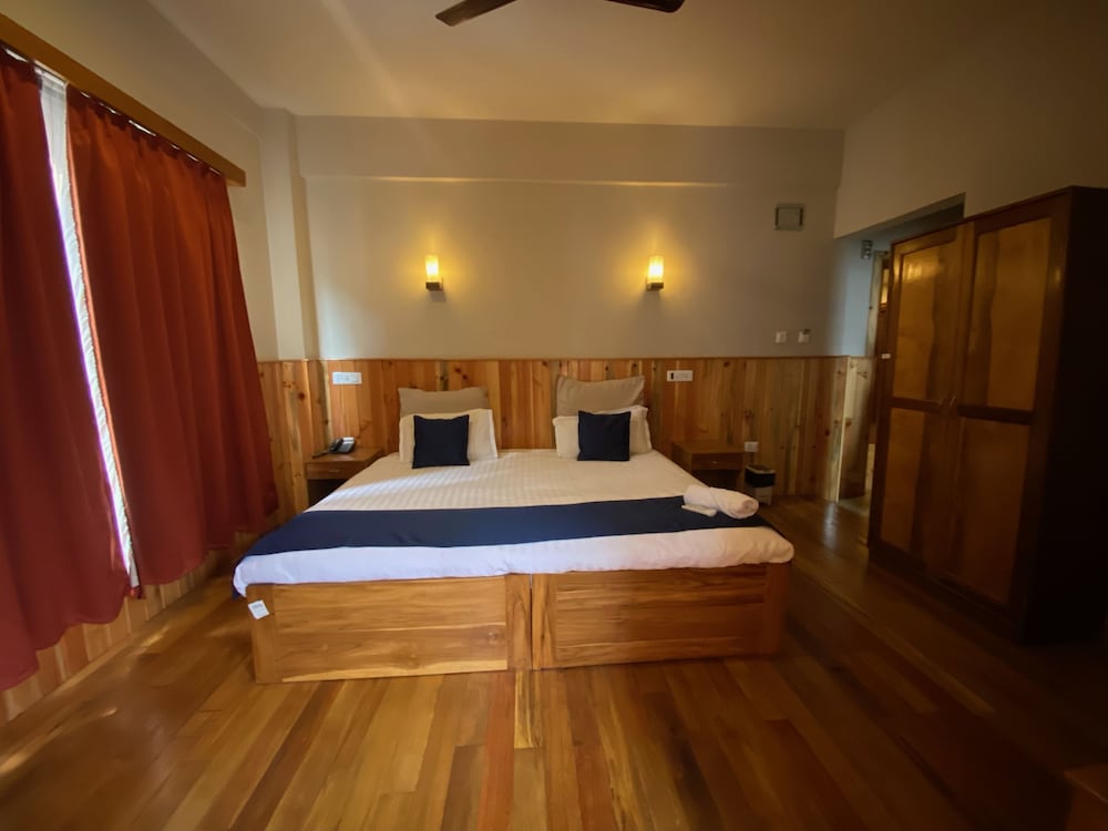 DELUXE, DOUBLE OR TWIN BED