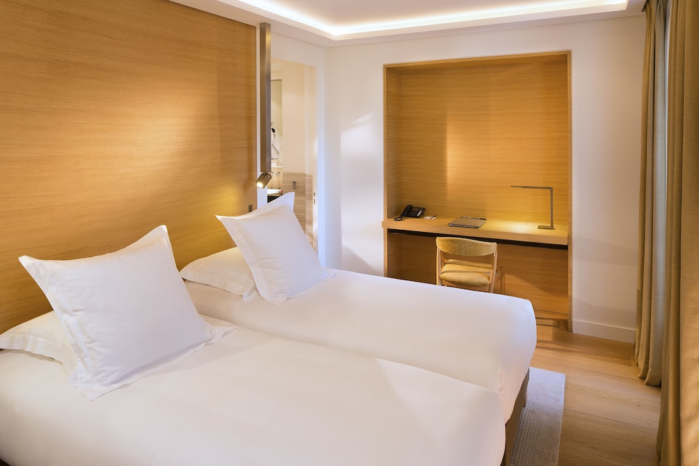 Hotel Marignan Champs Elysees 17/70
