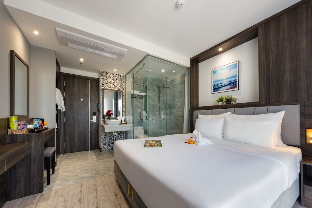 DELUXE, DOUBLE BED, PARTIAL SEA VIEW