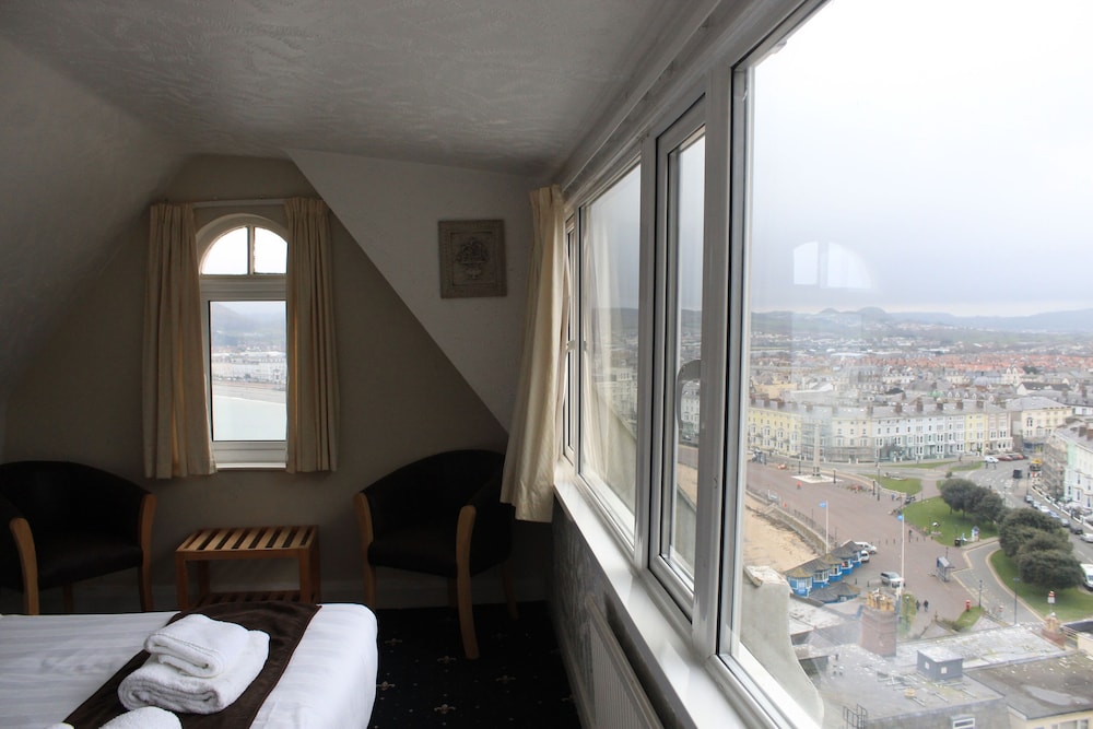 Headlands Hotel 5/33