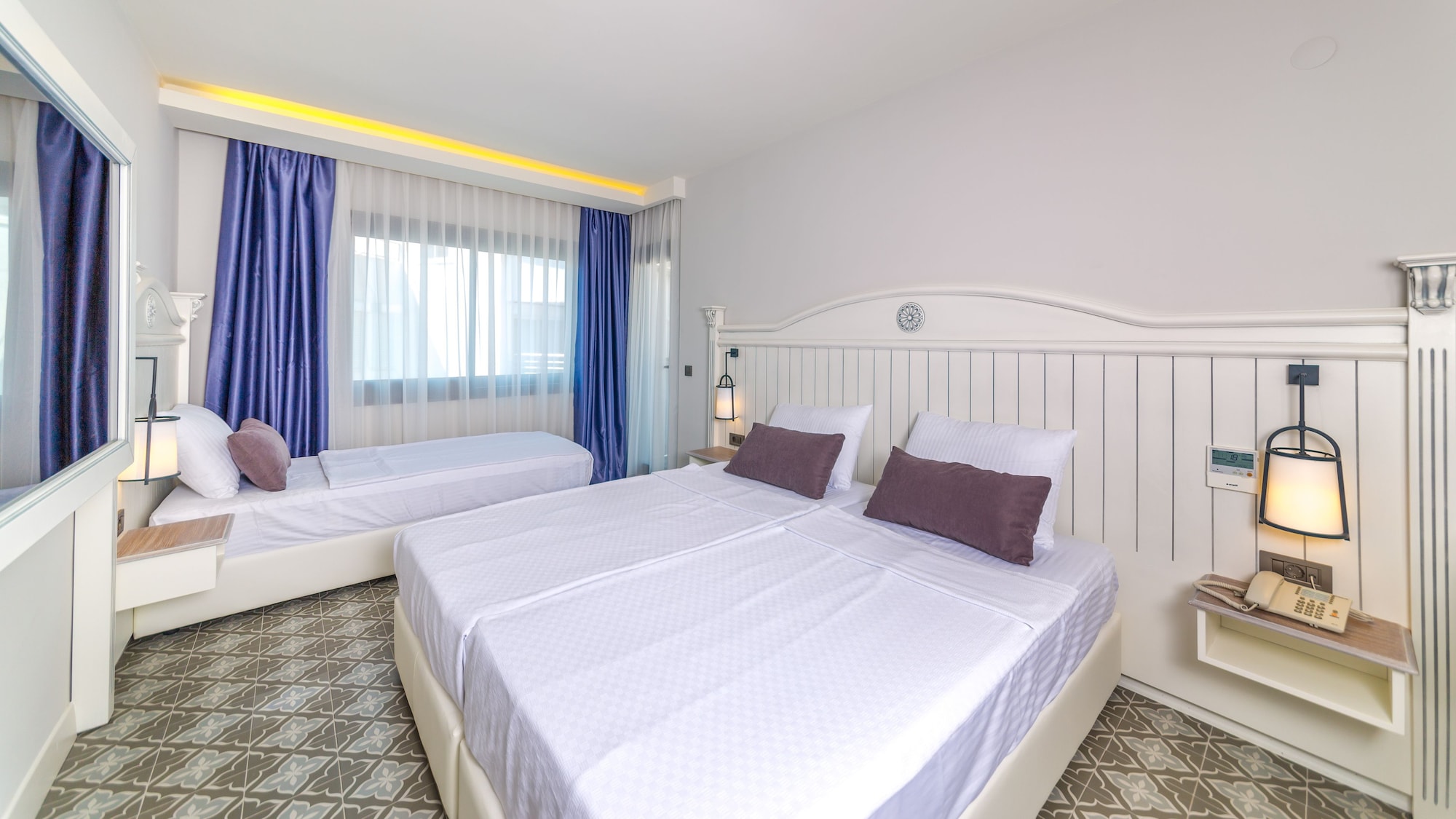 DELUXE, DOUBLE BED, PARTIAL SEA VIEW