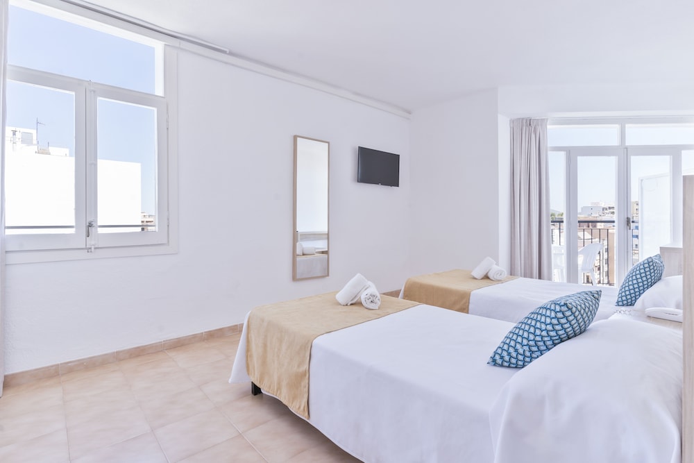 ROOM, TWIN BEDS