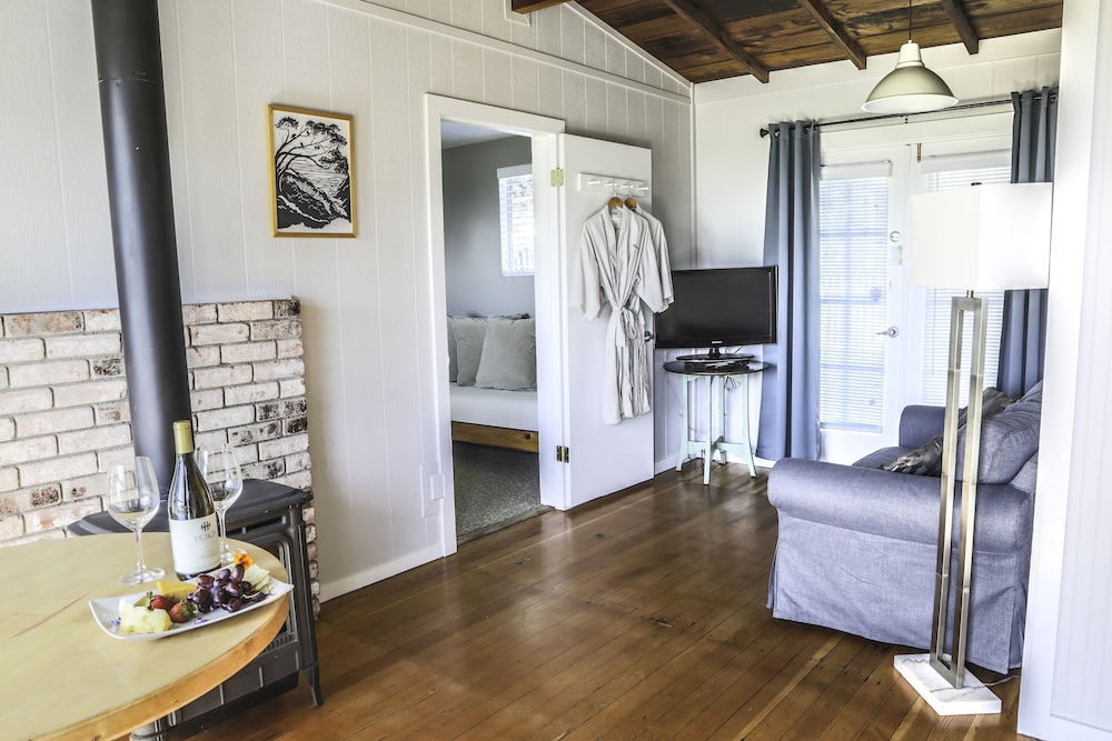 The Inn at Schoolhouse Creek 45/64