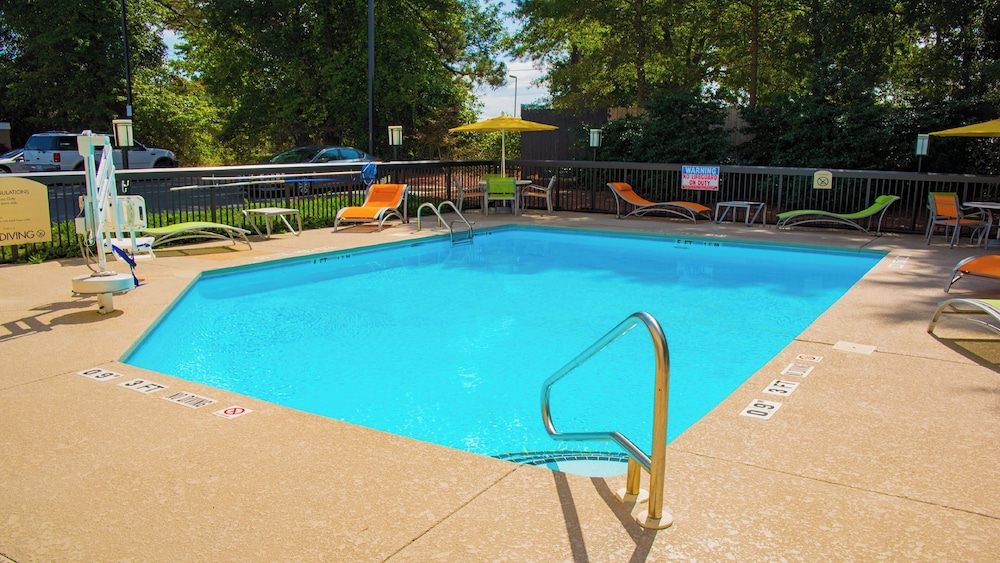 Holiday Inn Express Hotel And Suites Kinston 49/72