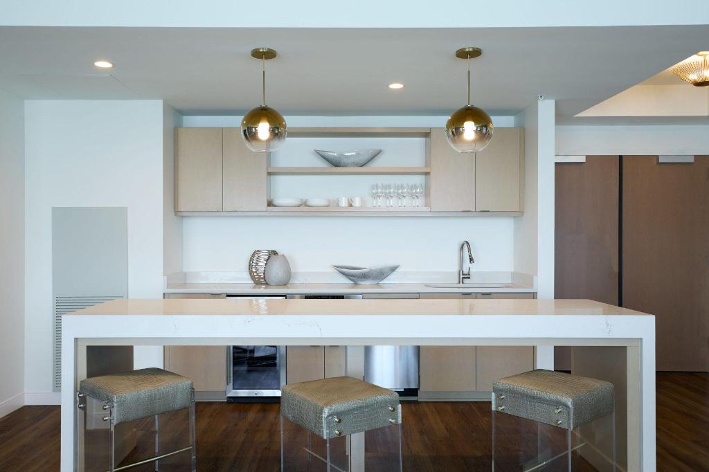 1 Bedroom, 3 Bay, Suite, 2 Queen Beds