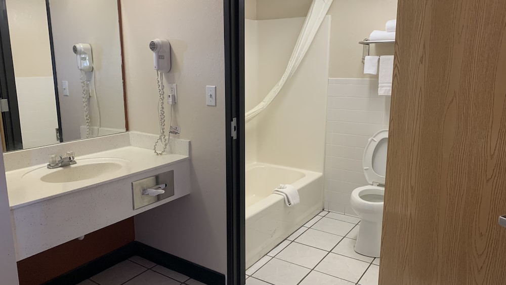 Regency Inn And Suites 47/51