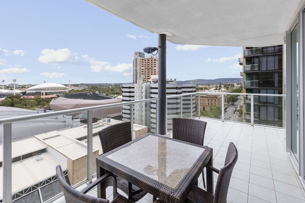 Oaks Embassy Adelaide Suites 50/64
