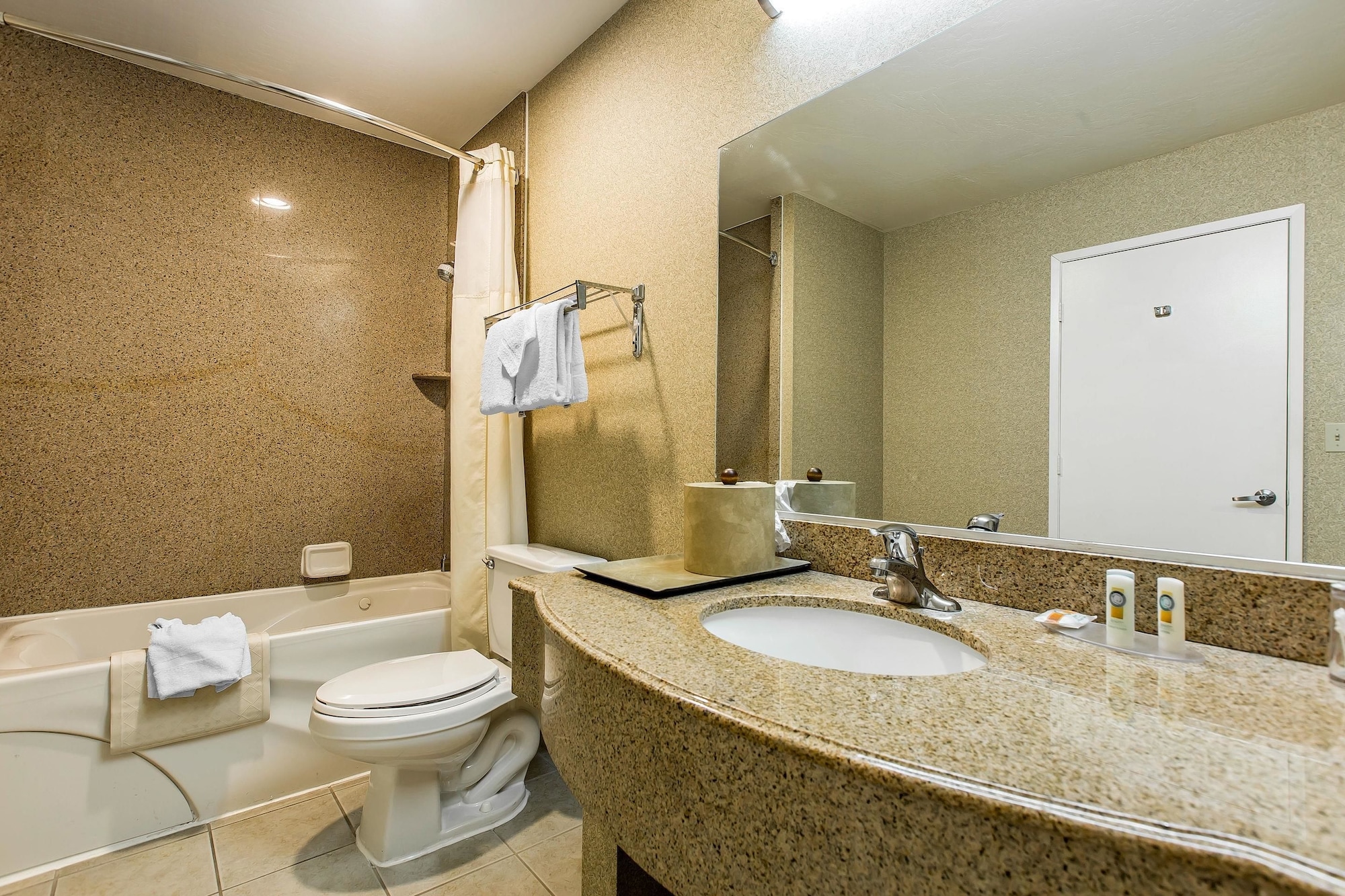 غرفة بسرير كوين لذوي الإعاقة، Quality Inn Near China Lake Naval Station 4/4