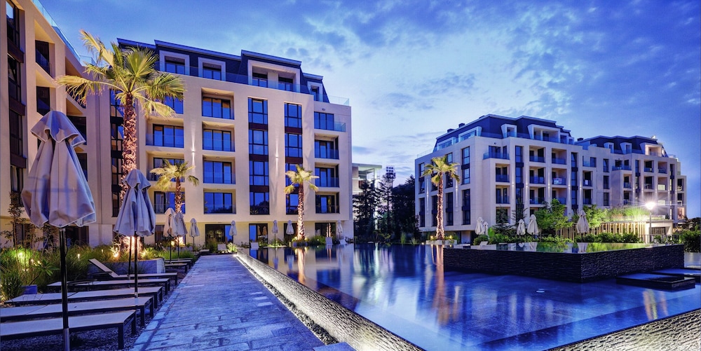 Azur Premium Resort 10/75
