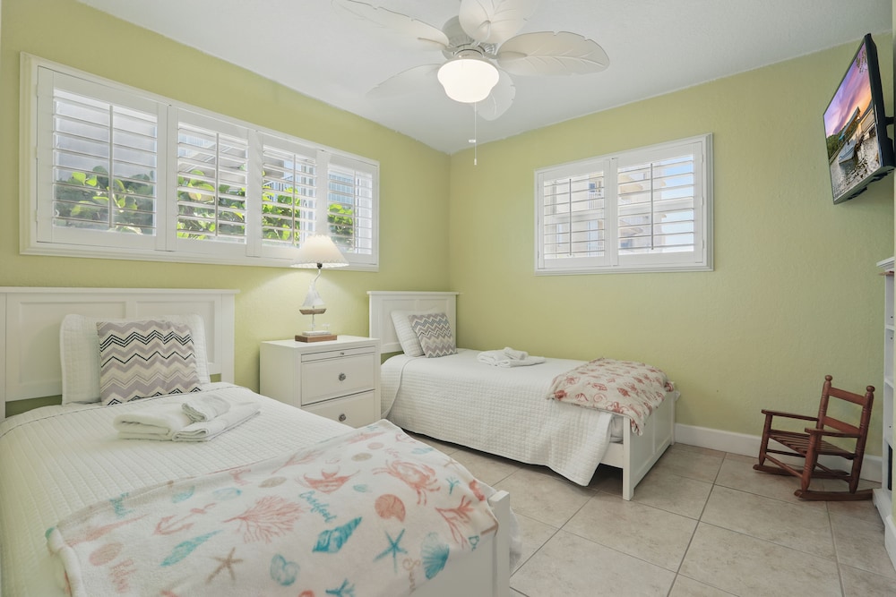 كوخ رئاسي بسريرين منفصلين وسريرين كينج مع أريكة، Coco Sands Beachside Cottages 4/10