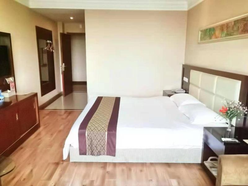 GreenTree Inn Huanggang Hong An Wal-Mart Plaza Business Hotel 30/50