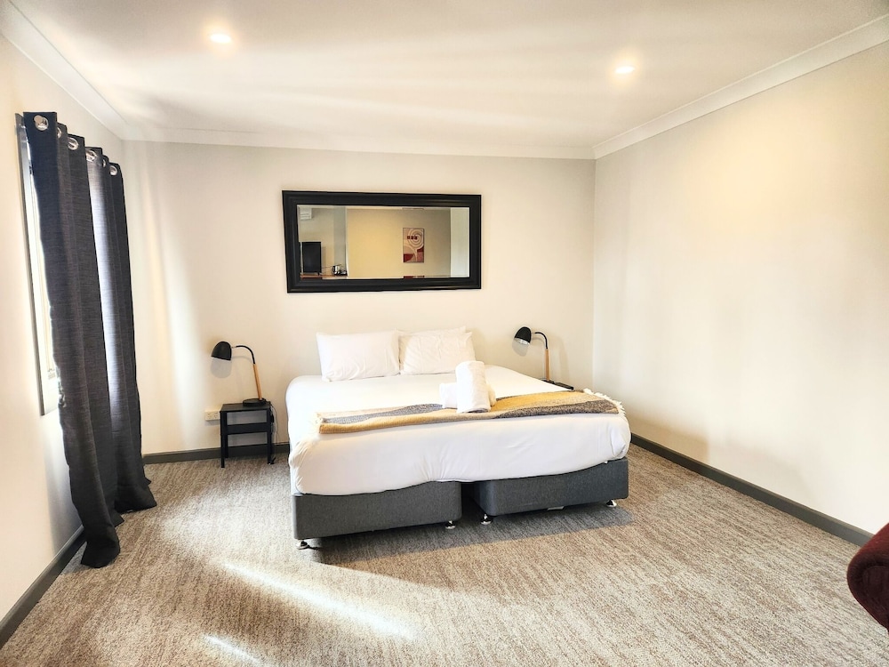Executive, Queen Bed