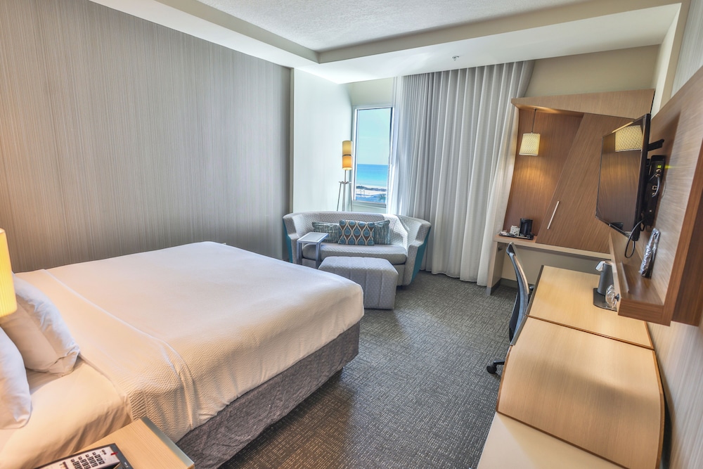 STANDARD, KING BED, PARTIAL OCEAN VIEW
