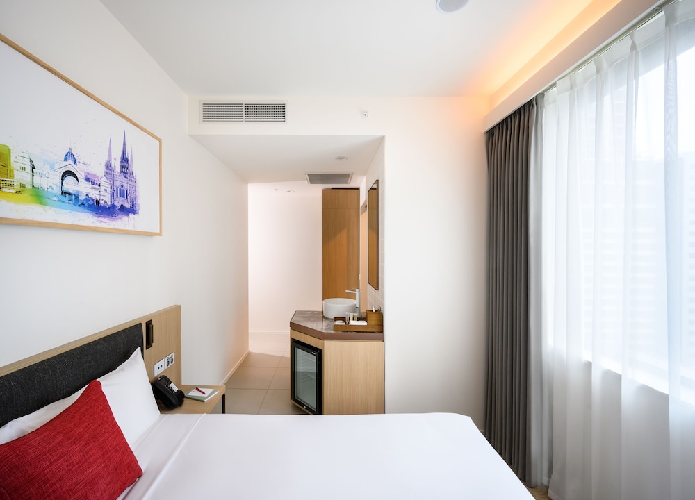 SUPERIOR, QUEEN BED