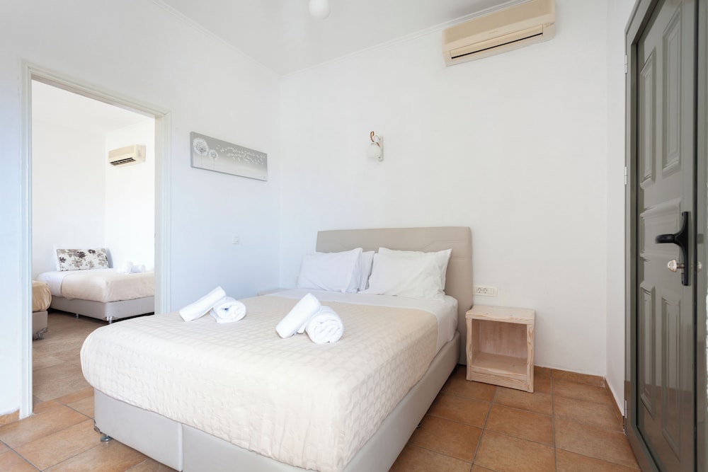 1 Bedroom, Apartment, Twin Beds, Queen Bed, Sofa, Phevos Villa 4/9