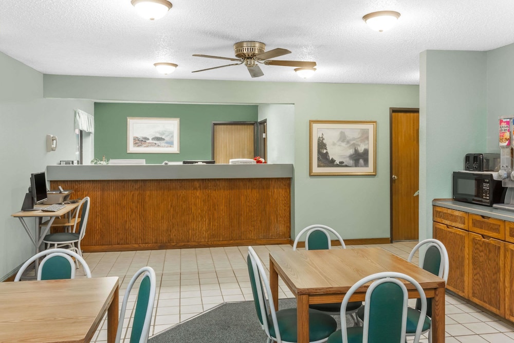 Super 8 by Wyndham Washington/Peoria Area 2/20