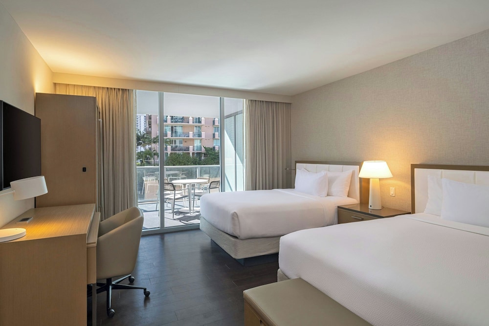 studio, 2 queen beds, balcony