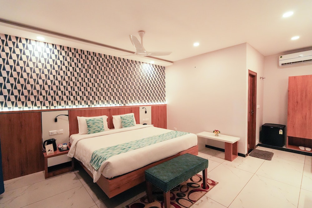Private, Cottage, King Bed, Pool View، MGM Whispering Winds Yelagiri 3/5