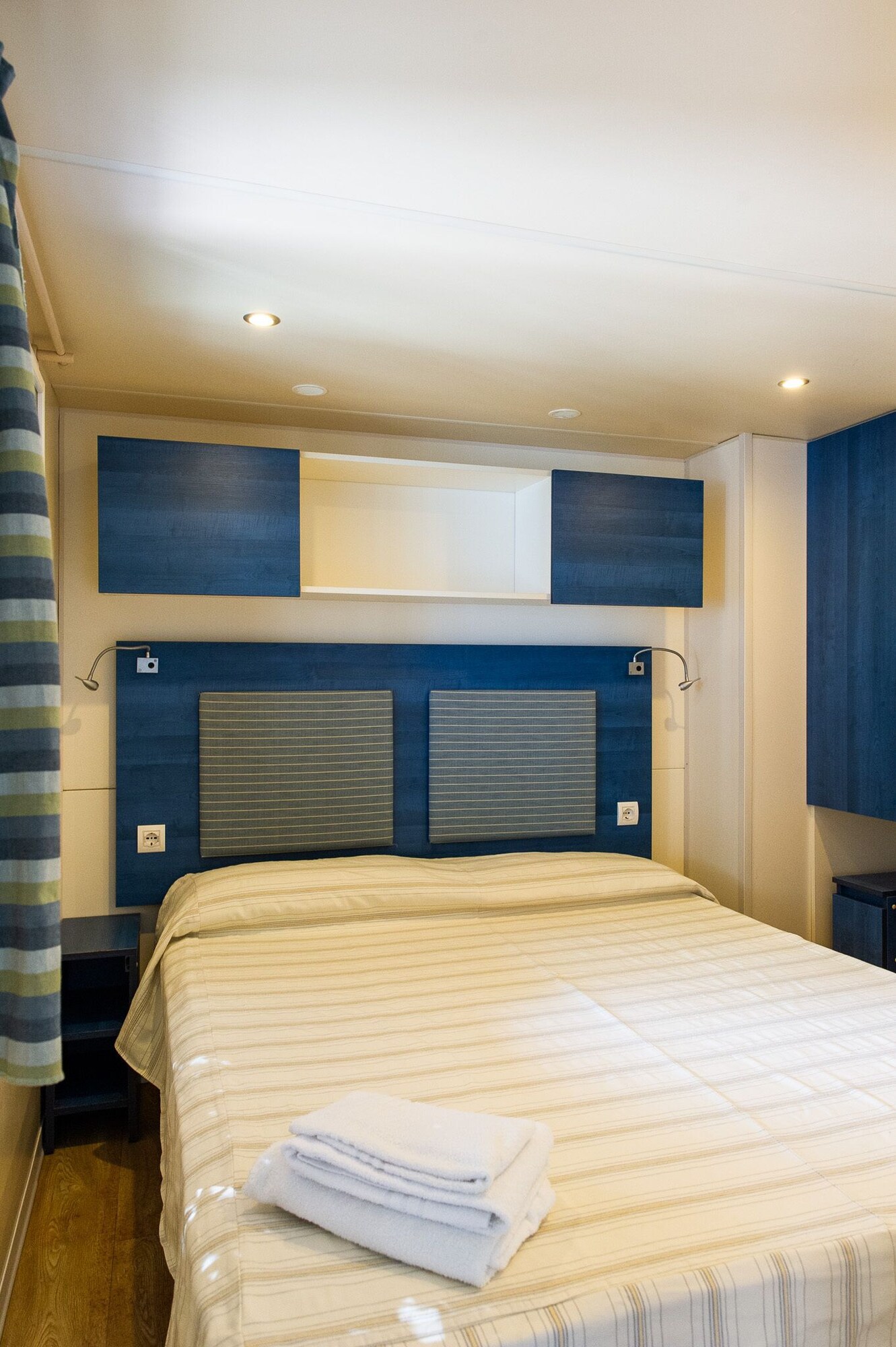 2 Bedrooms, Mobile Home, 1 Double and 4 Single Beds