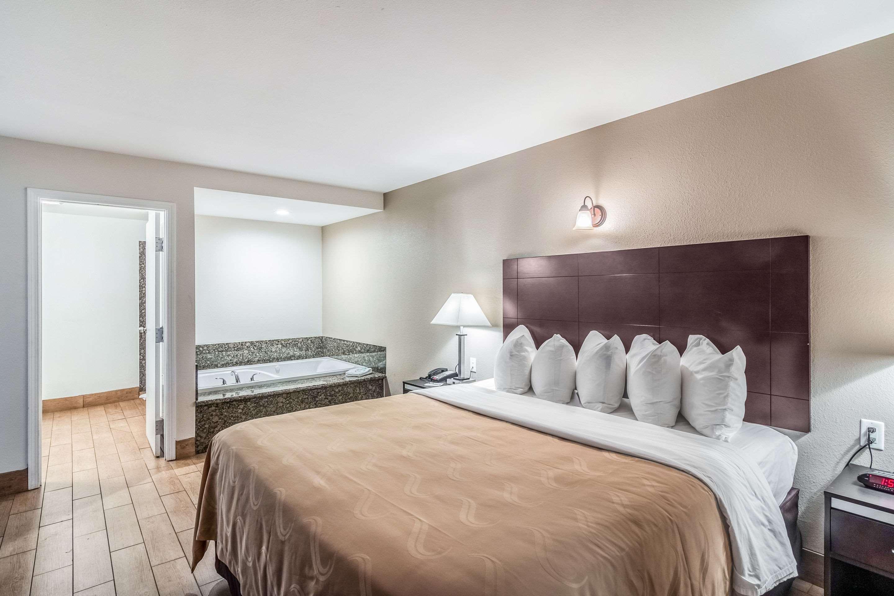 SUITE, KING BED