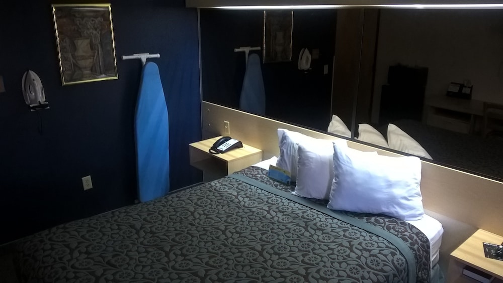 Days Inn & Suites By Wyndham Hutchinson 8/42