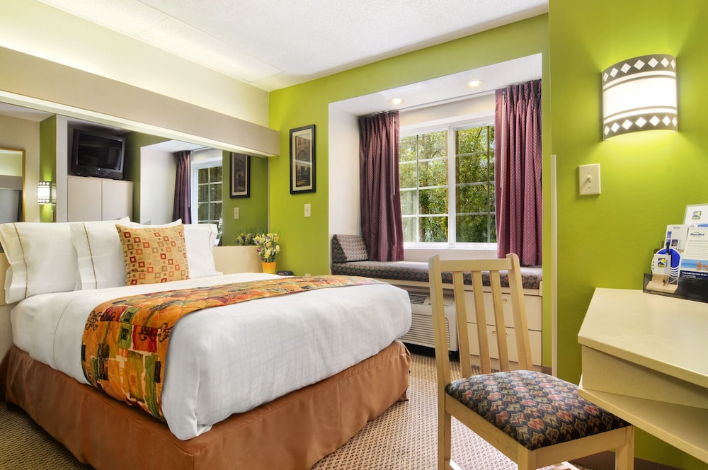 STANDARD, QUEEN BED
