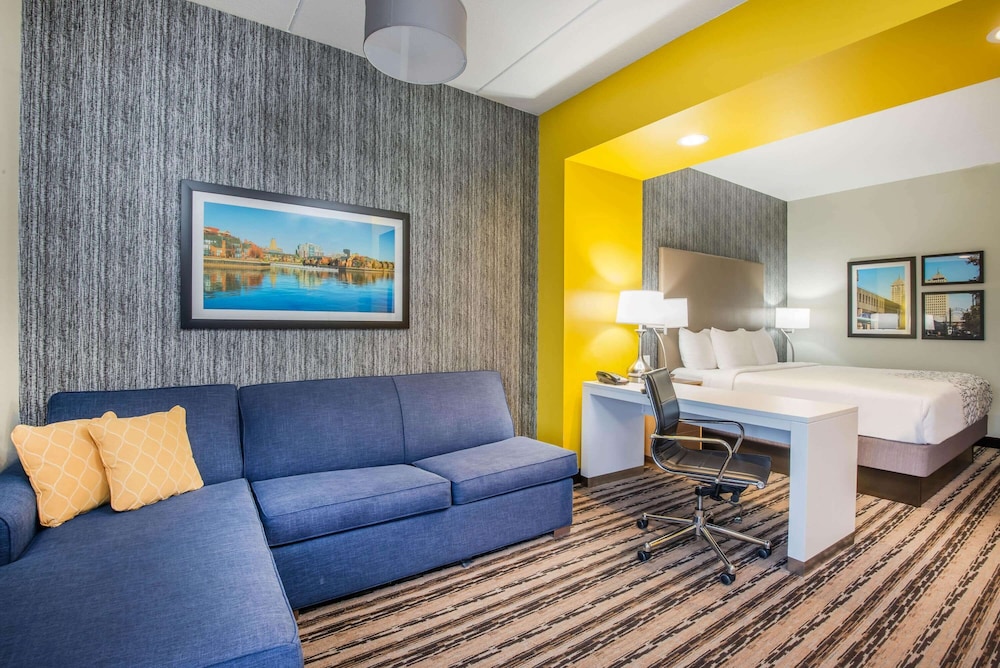 La Quinta Inn Suites By Wyndham Buffalo Amherst 41/50