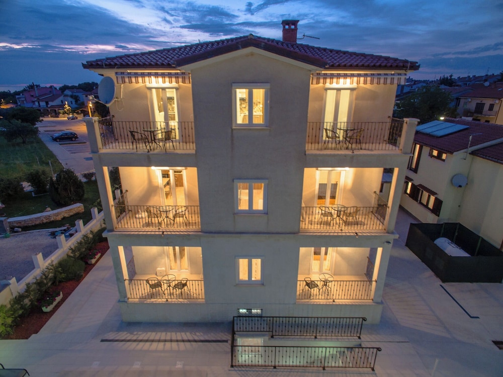 Villa Nina Apartments photo1