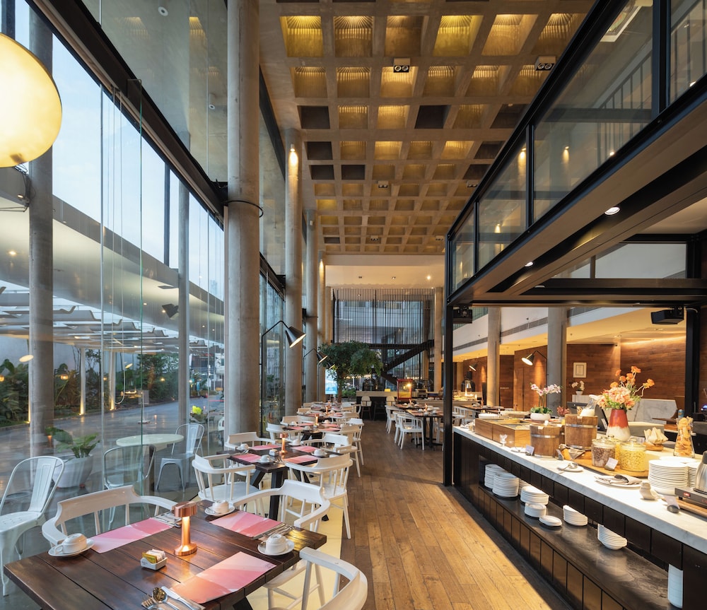 Morrissey Hotel Residences 46/60