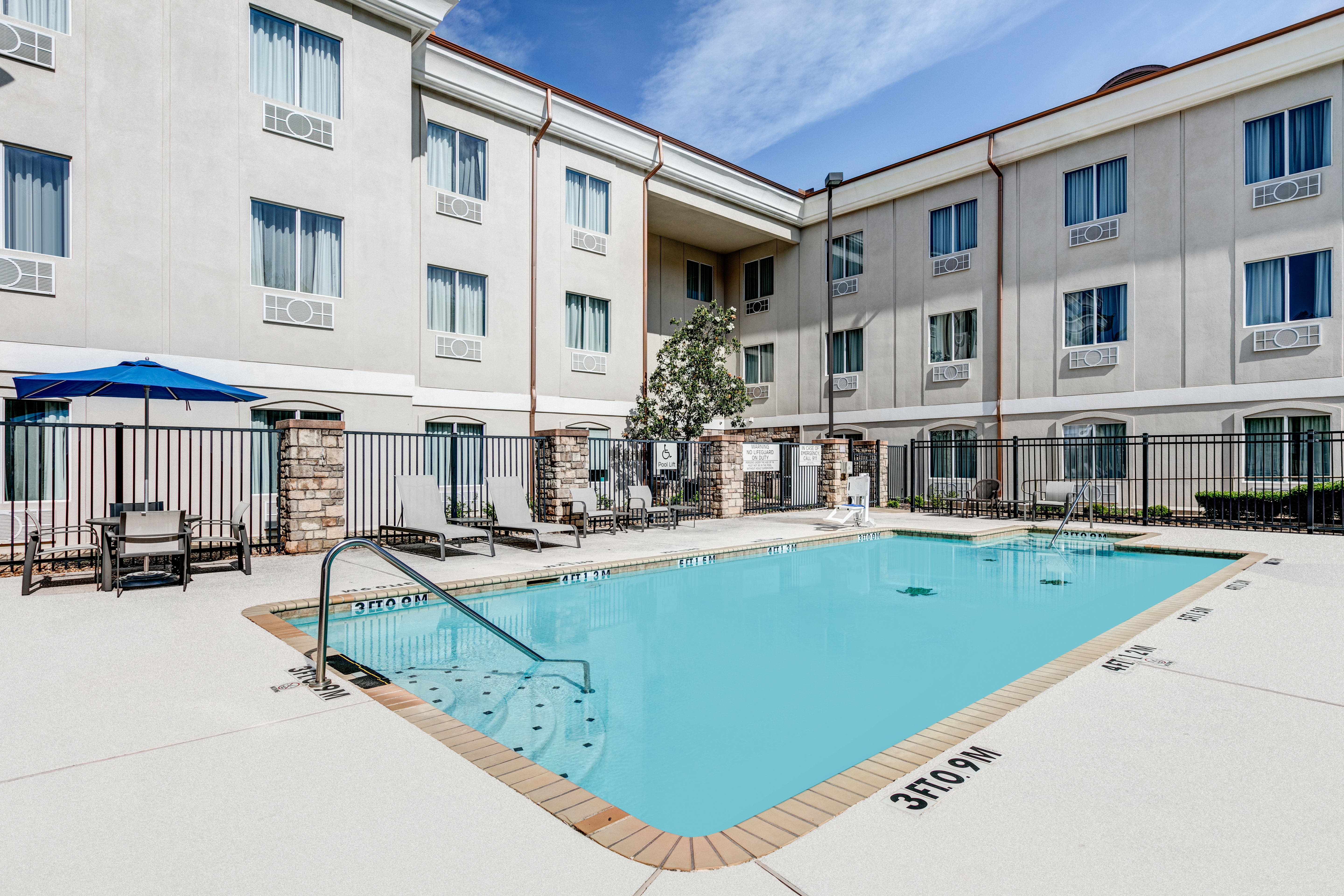 Holiday Inn Express Hotel And Suites Marshall 37/38