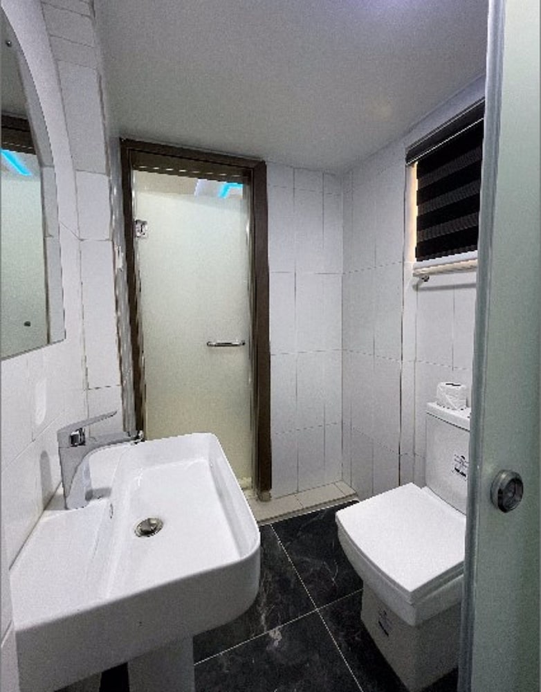غرفة قياسية بسرير مزدوج، CHARLIE'S PLACE AND SUITES 7/8