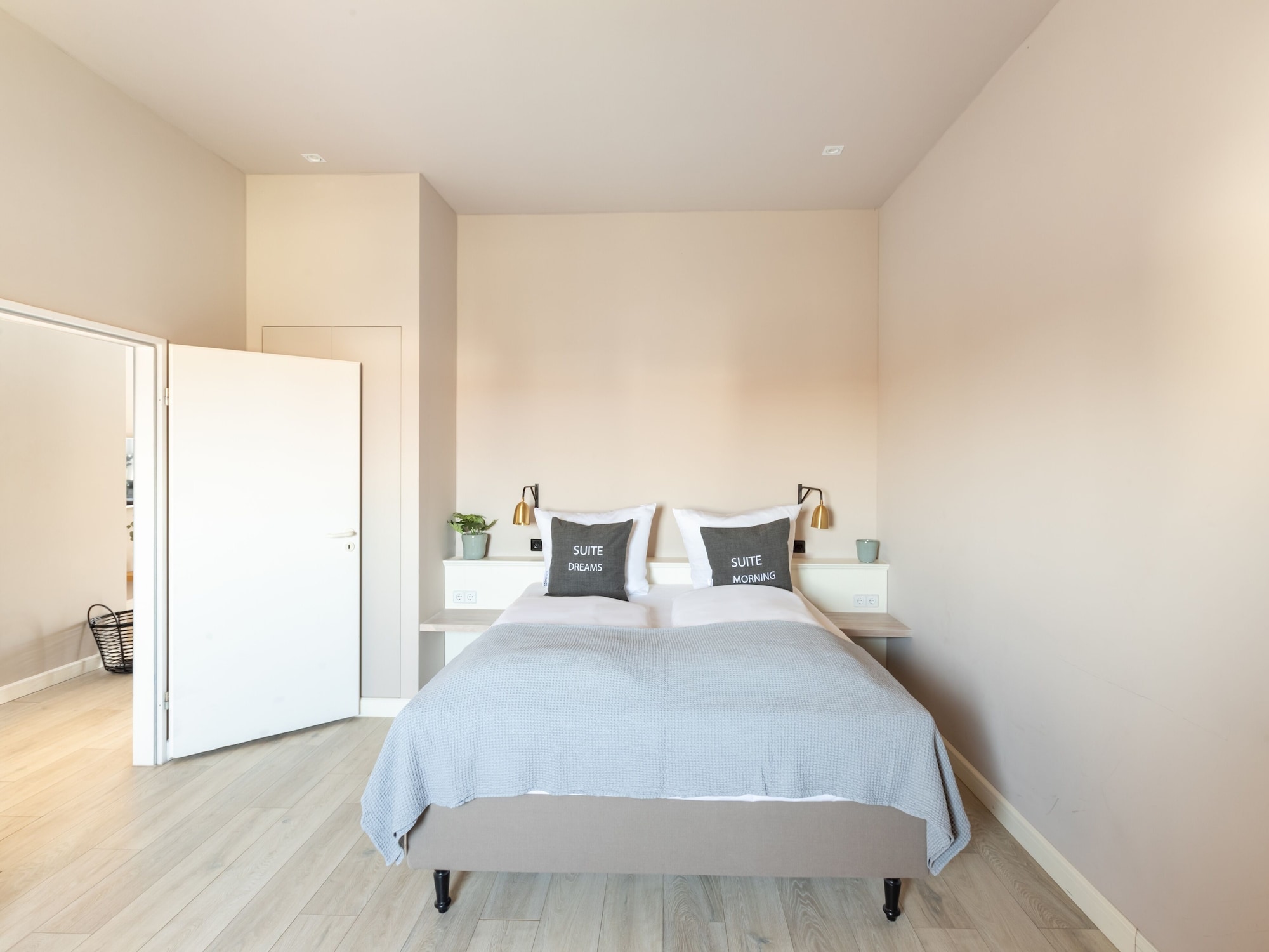 1 BEDROOM, SUITE