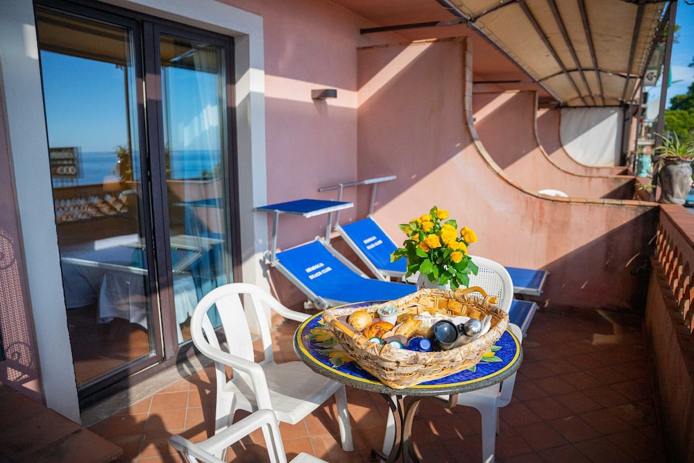 Mendolia Beach Hotel 31/47
