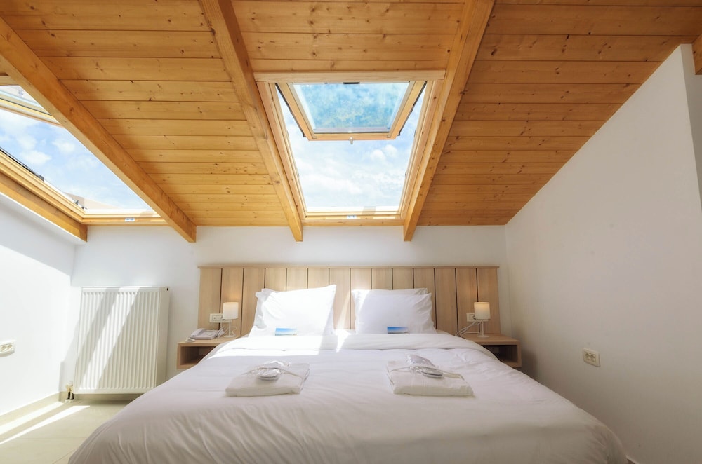SUPERIOR, DOUBLE OR TWIN BED