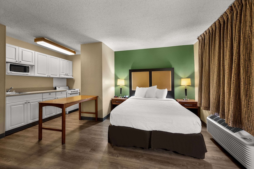 SUITE, QUEEN BED, SOFA