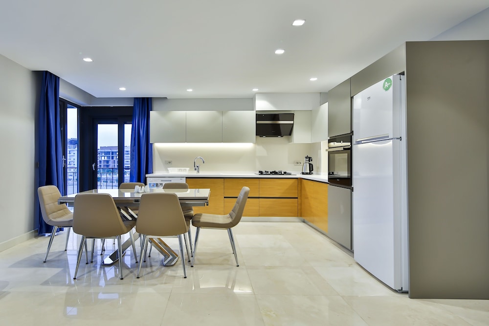 Mene Suites 8/33