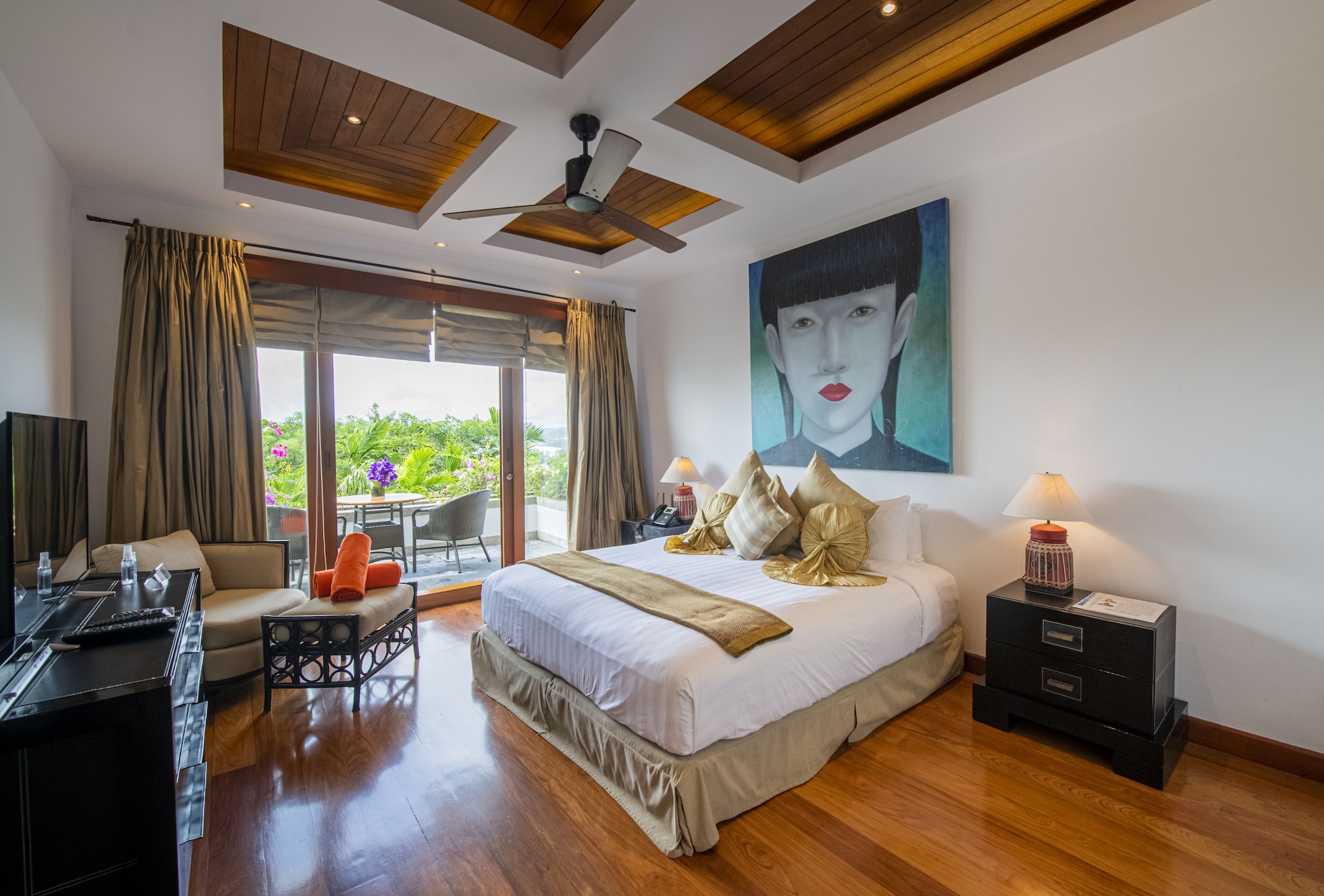 8 BEDROOMS, PRIVATE POOL