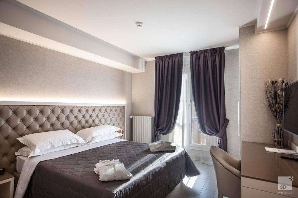 Hotel Cavour 8/49