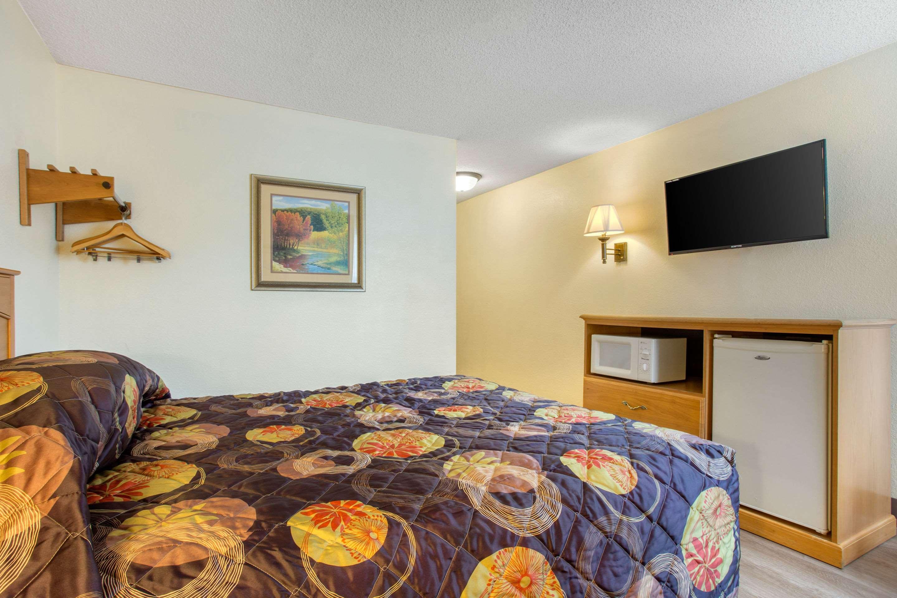 ROOM, QUEEN BED, SMOKING