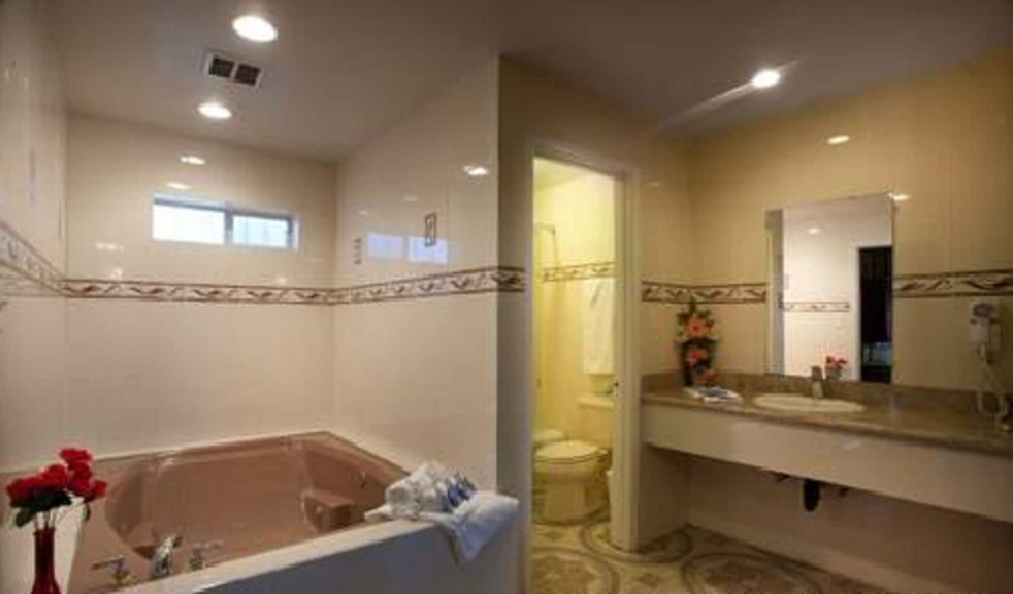 Suite, King Bed, Jetted Tub