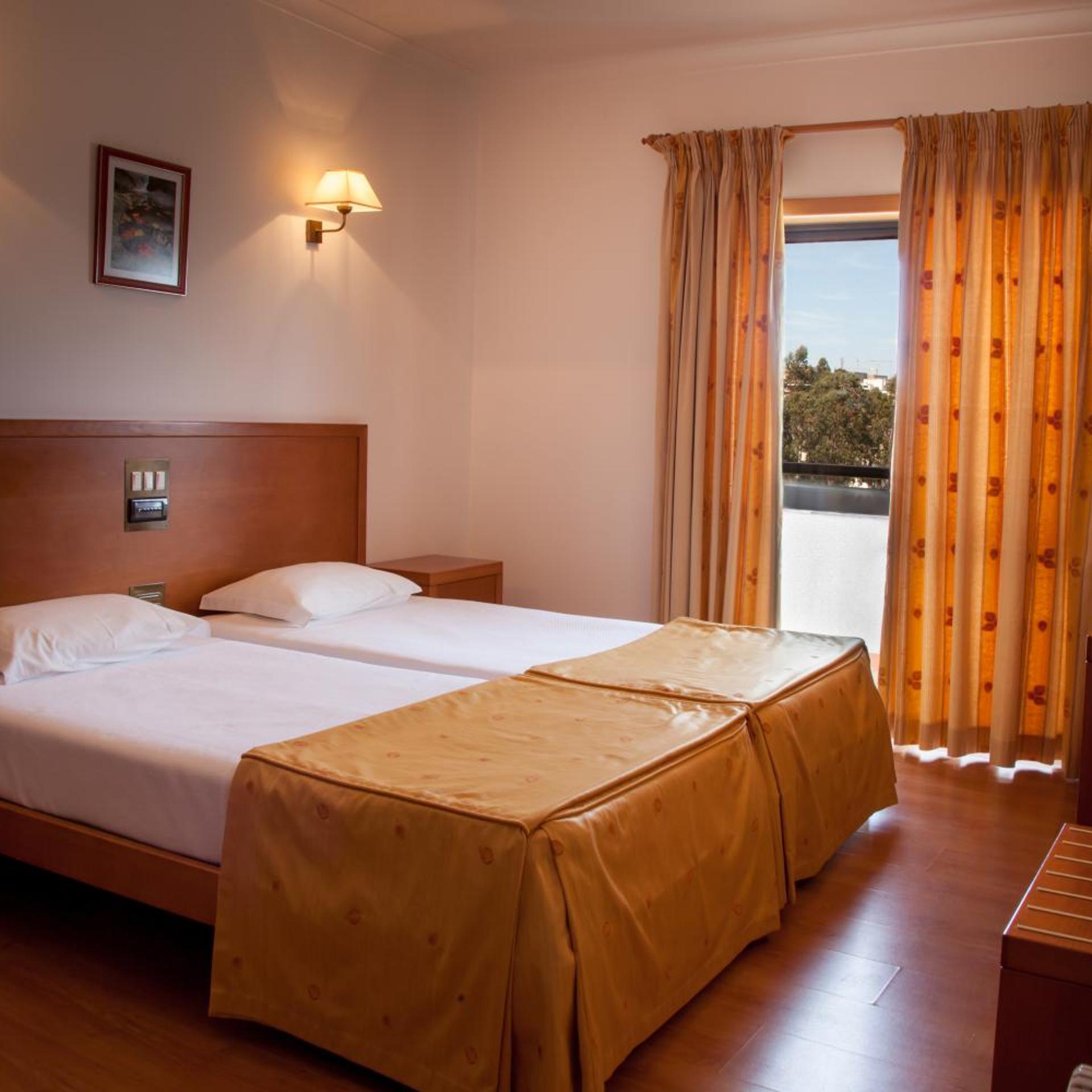 ROOM, TWIN BEDS